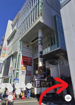 くら寿司原宿店手前の路地を入る写真
