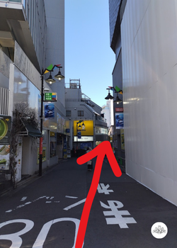 路地を真っ直ぐ進む写真