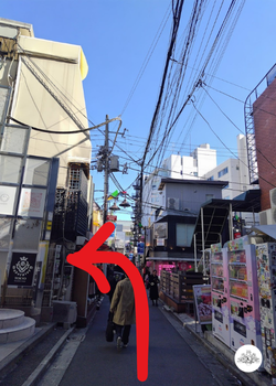 十字路に出たら左に曲がる写真